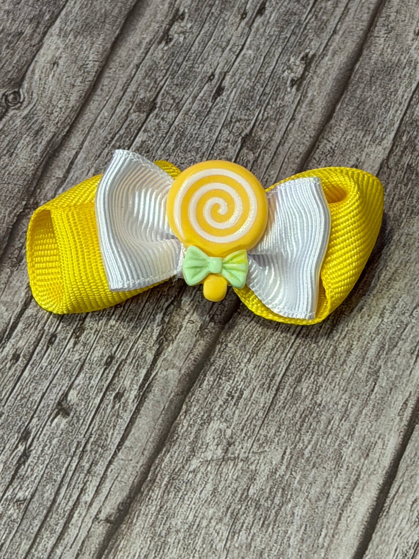 Lazo amarillo y blanco torcido