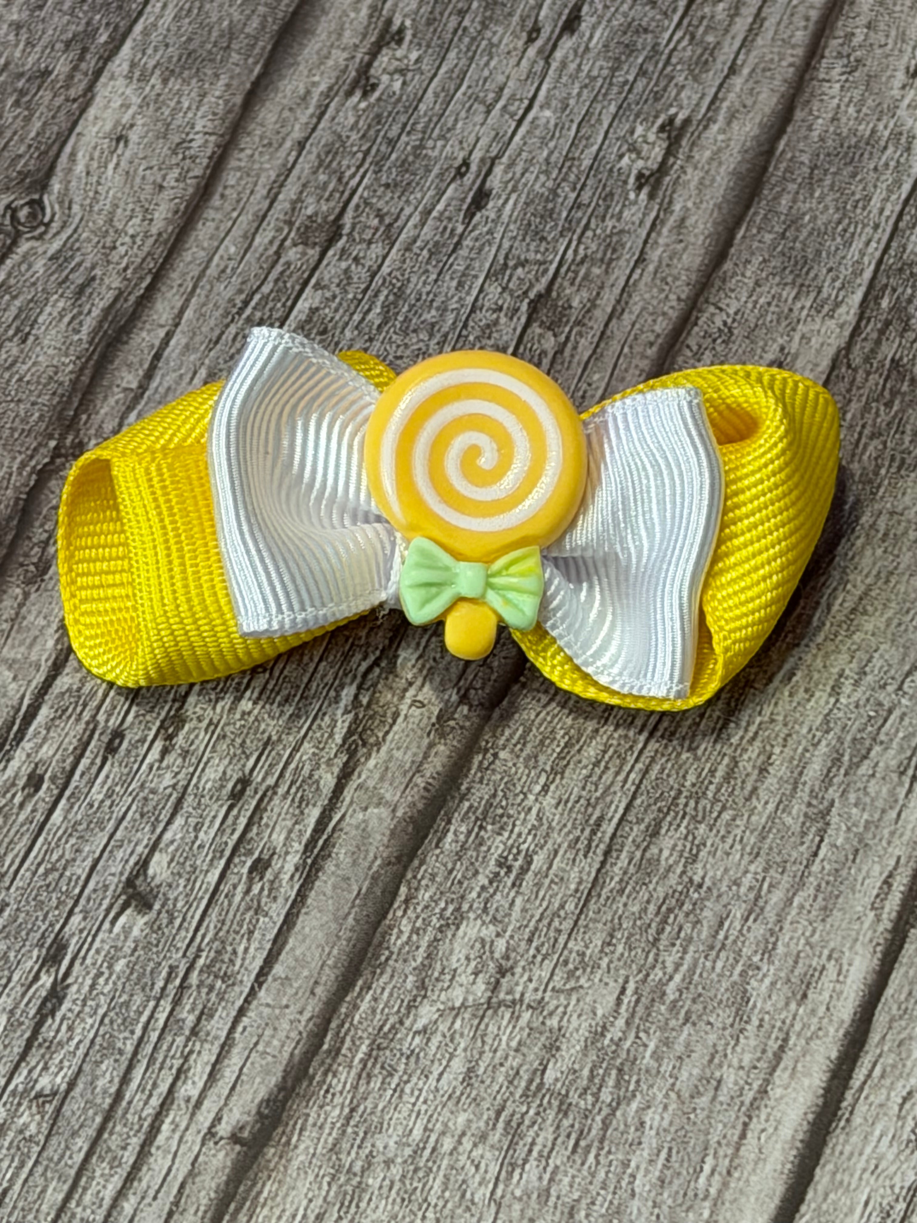 Lazo amarillo y blanco torcido