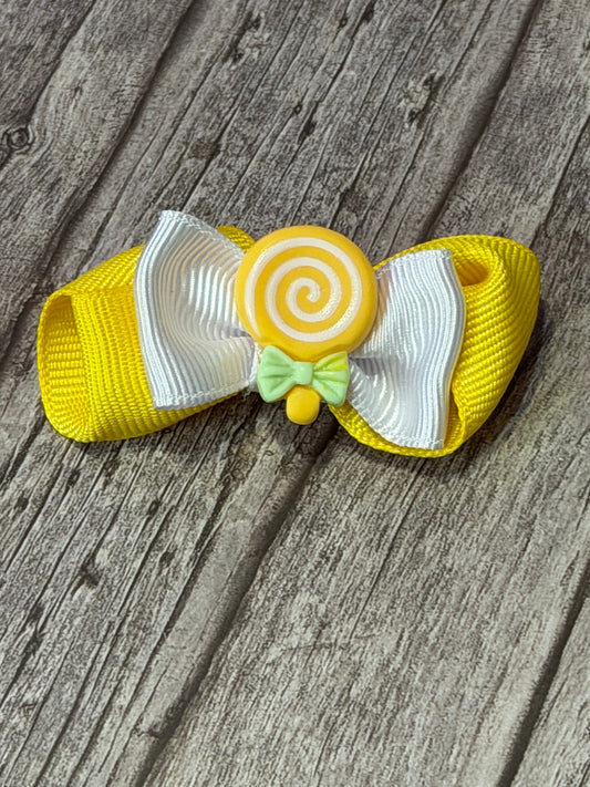 Lazo amarillo y blanco torcido