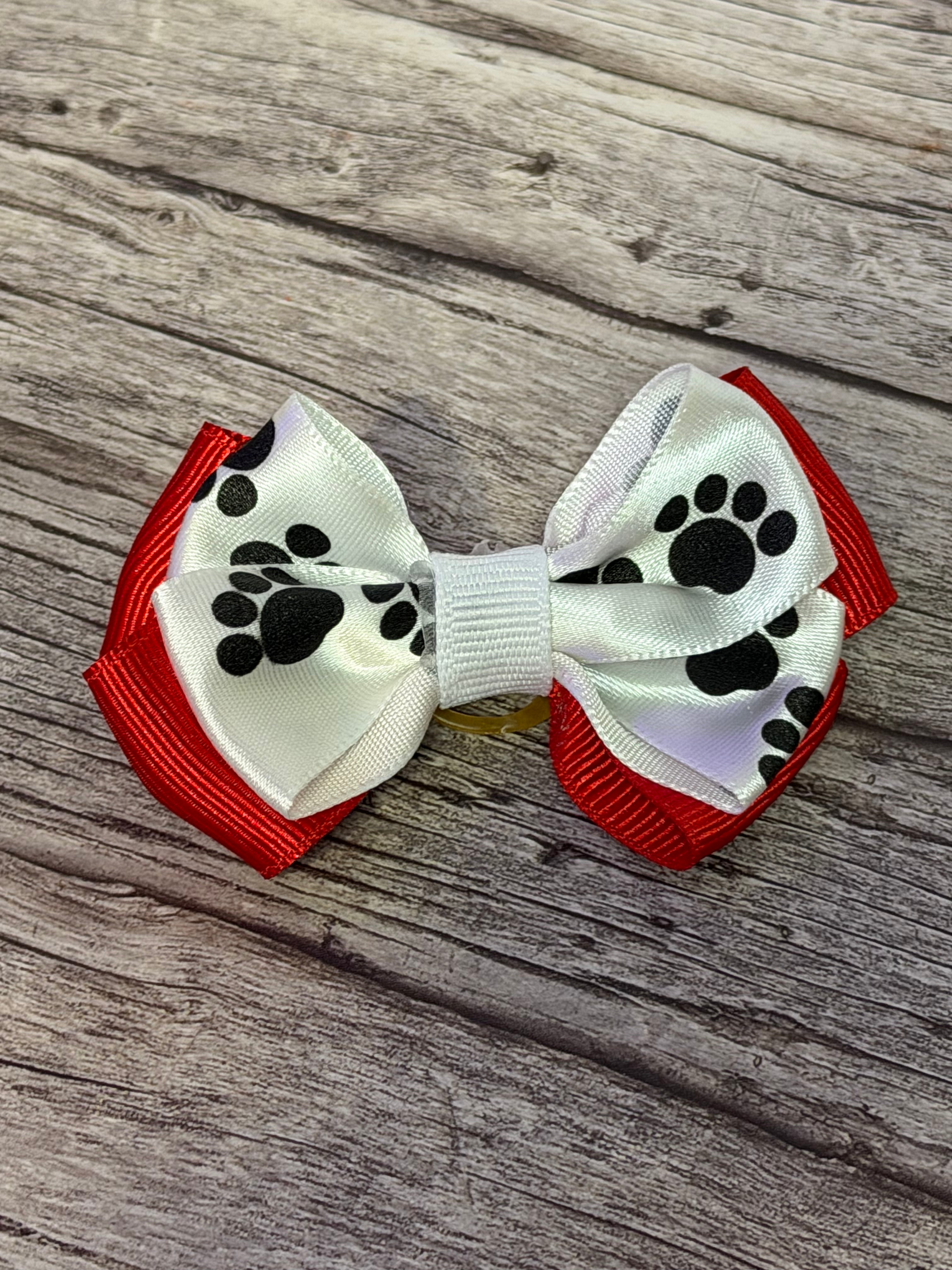 Lazo rojo con blanco y huellas